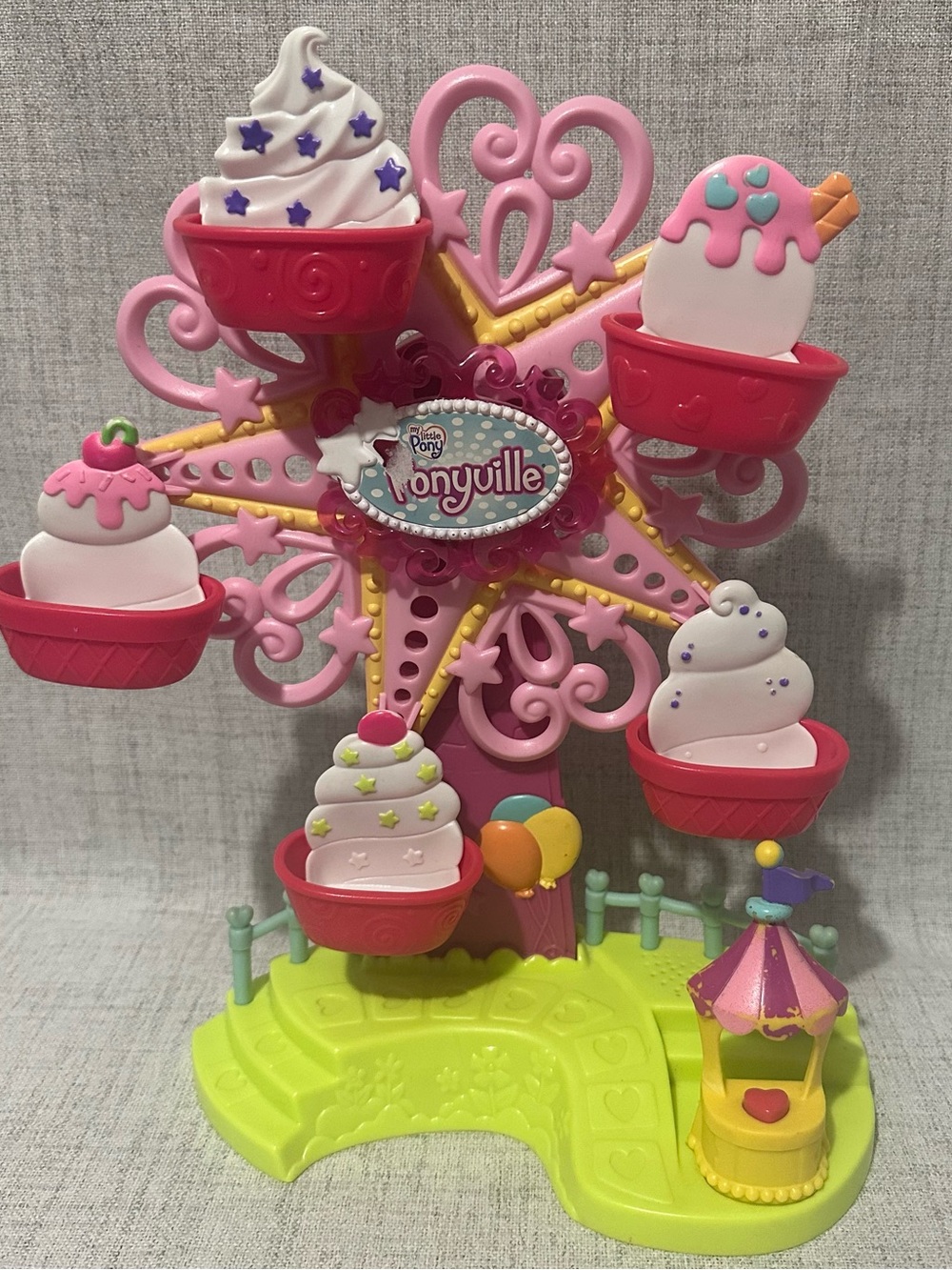 My Little Pony Pink cupcake Ferris Wheel Playset with Green Base sound and moves